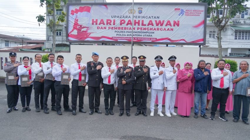 Momentum Hari Pahlawan di Polres Padangsidimpuan,AKBP Wira Prayatna Apresiasi Pengabdian Personel dan Tokoh Masyarakat