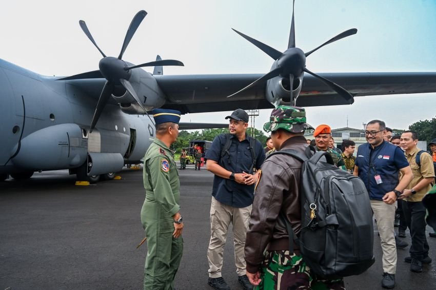 Gubernur Terbang Bawa Logistik dan Obat-obatan ke Tapteng dan Sibolga yang Masih Terisolir
