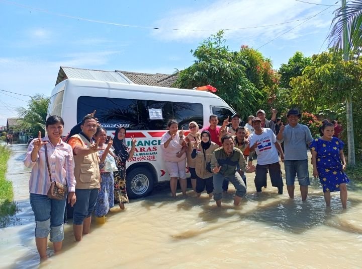 RS Laras Salurkan Bantuan Nasi Bungkus untuk Warga Perum Kuis Indah Permai yang Terdampak Banjir