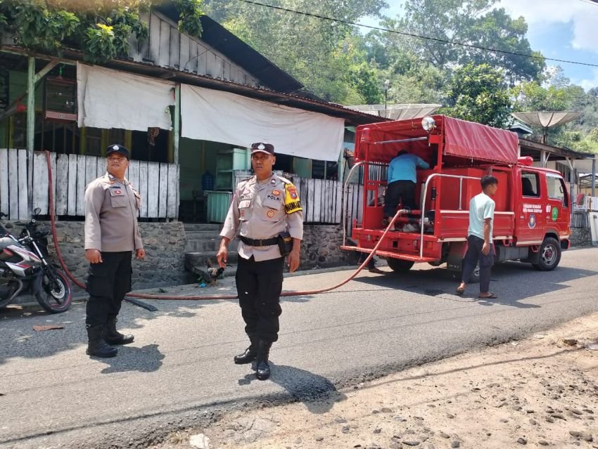 Kebakaran Lahan di Padangsidimpuan Selatan, Polisi dan Warga Berjibaku Padamkan Api
