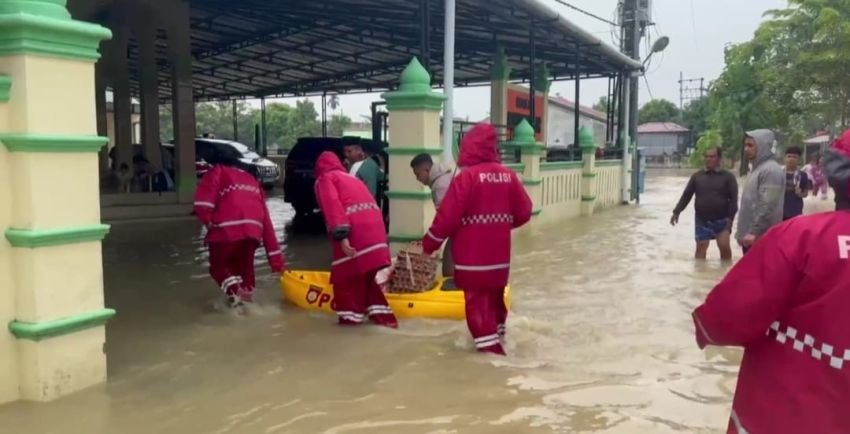 Kapolresta Deli Serdang langsung turun memberikan bantuan sembako kepada Warga terdampak Banjir