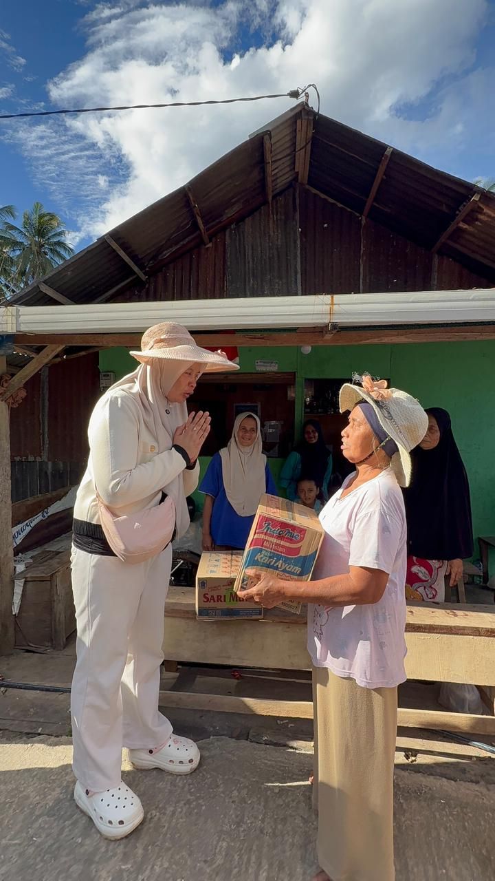 Ketua TP.PKK Ny. Nia Jon Firman Pandu Salurkan Bantuan Bagi Warga Terdampak Bencana di Kecamatan Junjung Sirih