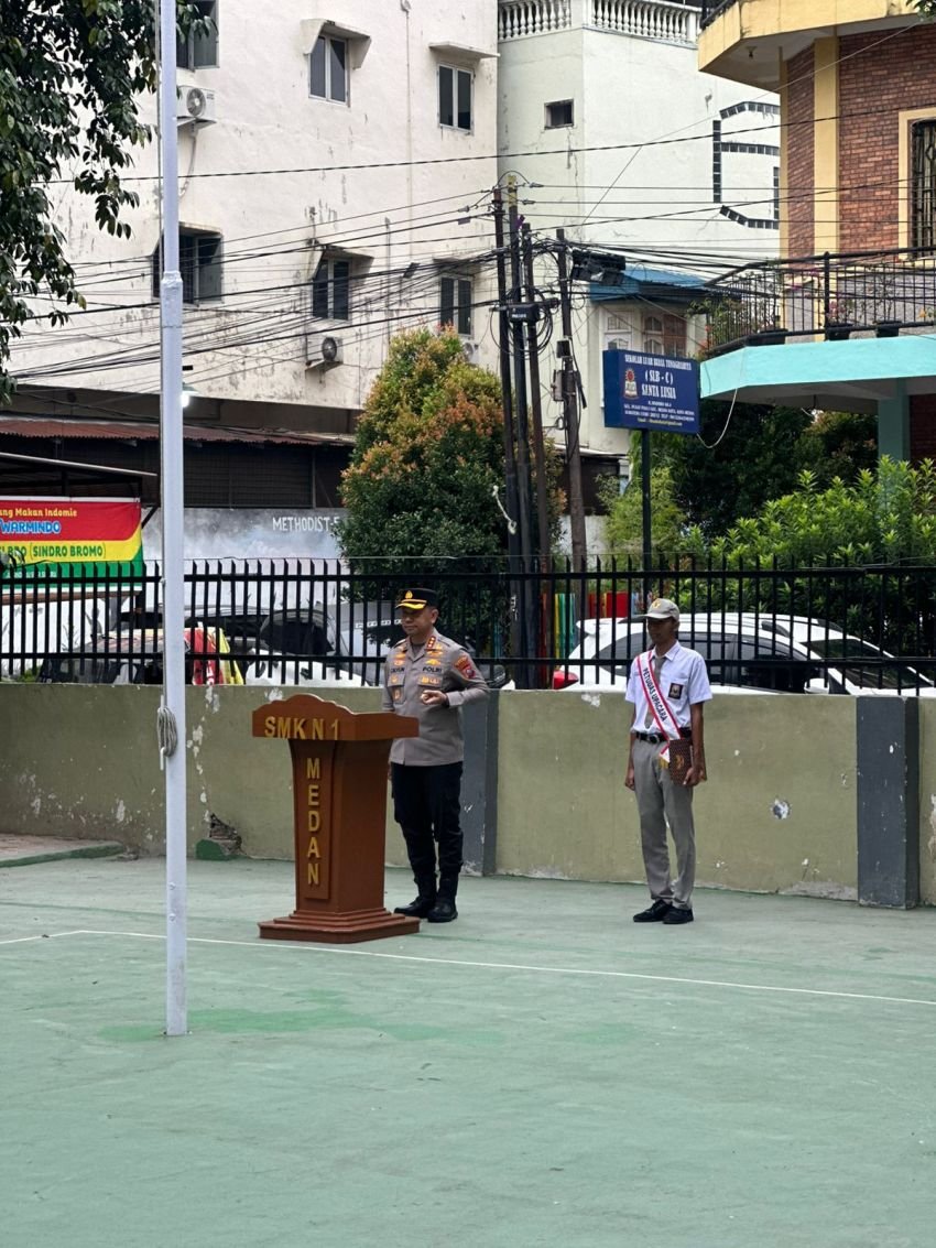 Kapolrestabes Medan Pimpin Upacara di SMK Negeri 1 Medan, Ini Pesan Kombes Pol Jean Calvijn