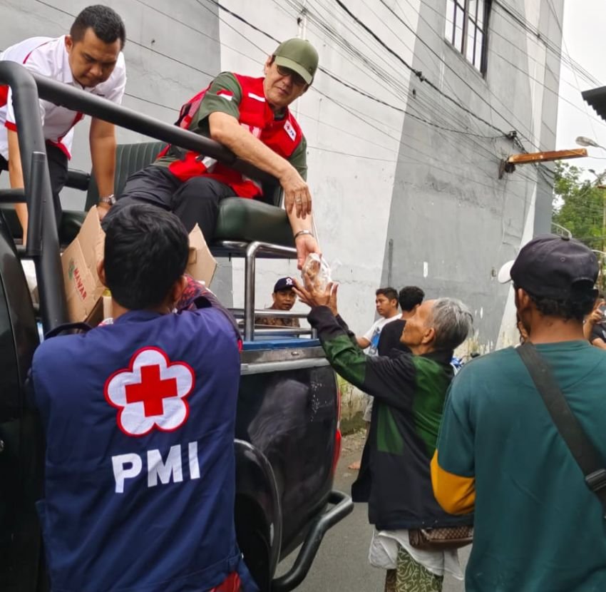 Ketua PMI Sumut Dr. H. Rahmat Shah Turun Langsung Salurkan Bantuan kepada Pengungsi di Rest Area KM 41 Tol Stabat–Tanjung Pura