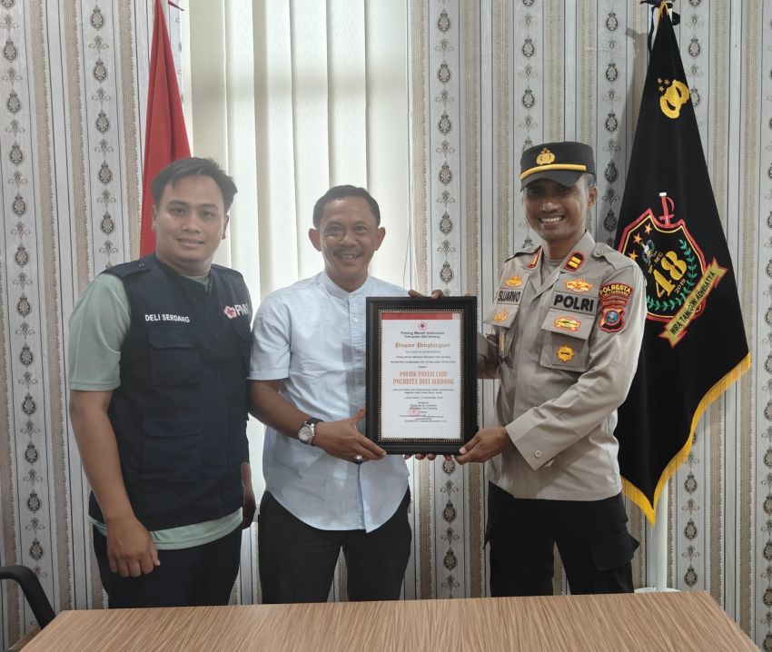 Ketua PMI Deli Serdang Kombes Pol. Endang Hermawan Berikan Penghargaan kepada Polsek Pantai Labu atas Kontribusi Positif