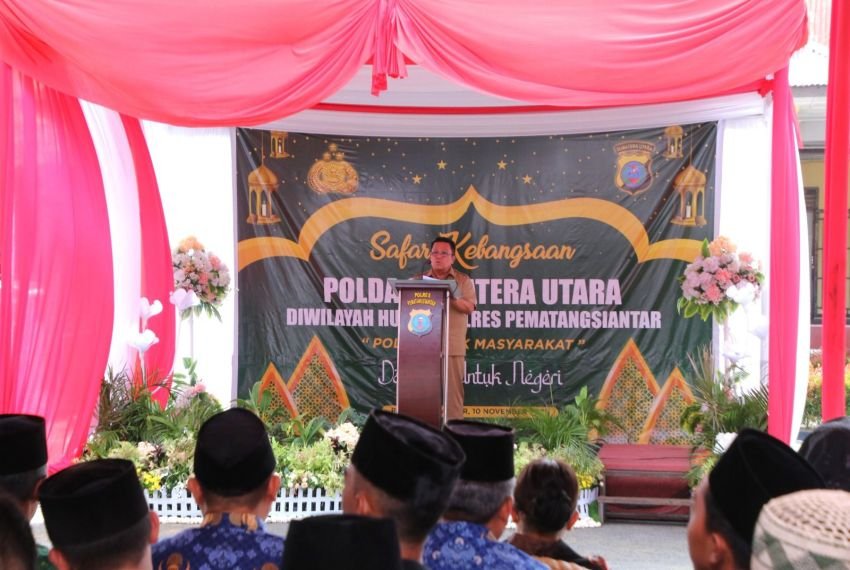 Wali Kota bersama Kapolres menyerahkan tali asih pada acara Safari Kebangsaan