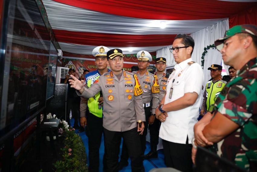 Kapolrestabes Medan Pimpin Patroli Skala Besar Malam Natal, Tinjau HKBP Sudirman dan Katedral