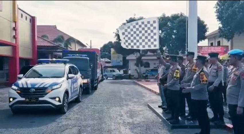 Kapolres Asahan AKBP Revi Nurvelani Melepasan Bantuan Sosial kepada Korban Bencana di Kabupaten Langkat