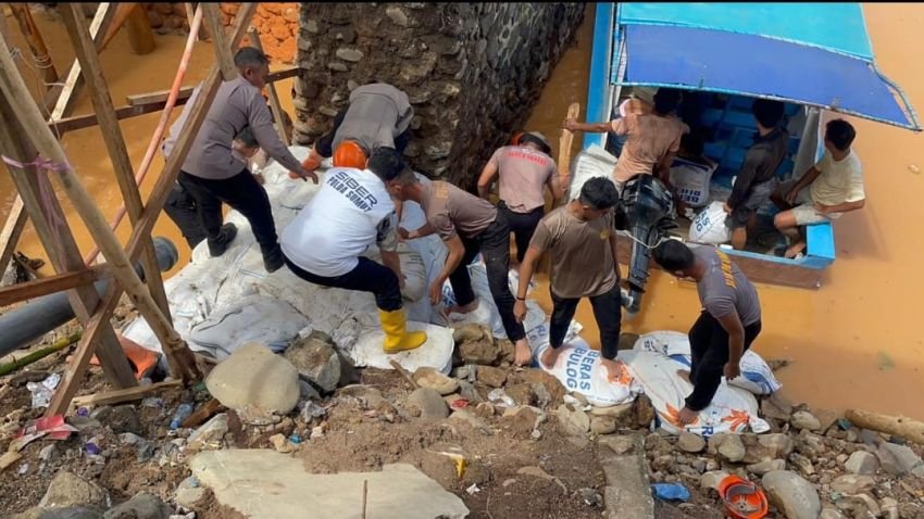 Polda Sumut Bangun Jembatan Darurat di Tapanuli Tengah Pulihkan Akses Warga & Jalinsum