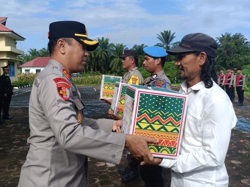 Kapolres Palas Pimpin Apel Penyerahan Bingkisan Nataru 2025-2026,AKBP Dodik Yulianto : Semoga Bermanfaat dan Selamat Hari Natal