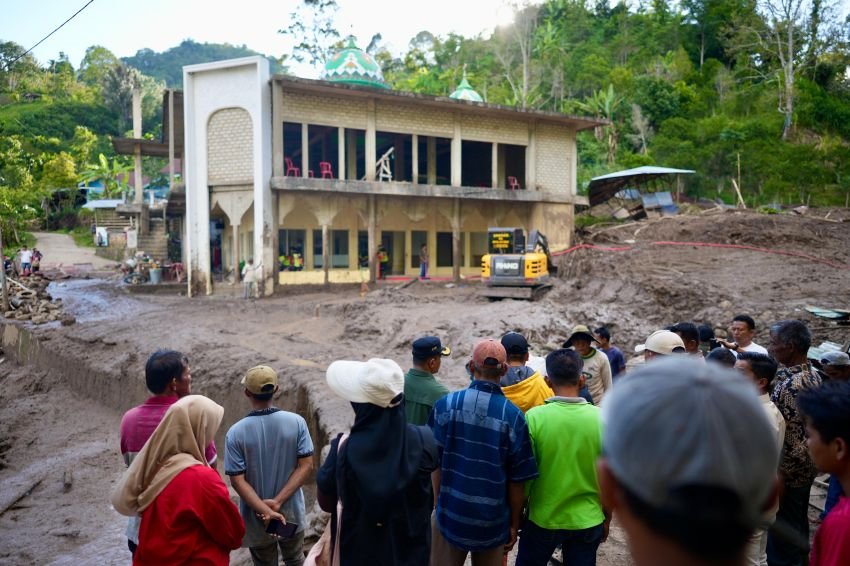 Bupati Solok Tinjau Lokasi Bencana Banjir Bandang di Nagari Koto Sani