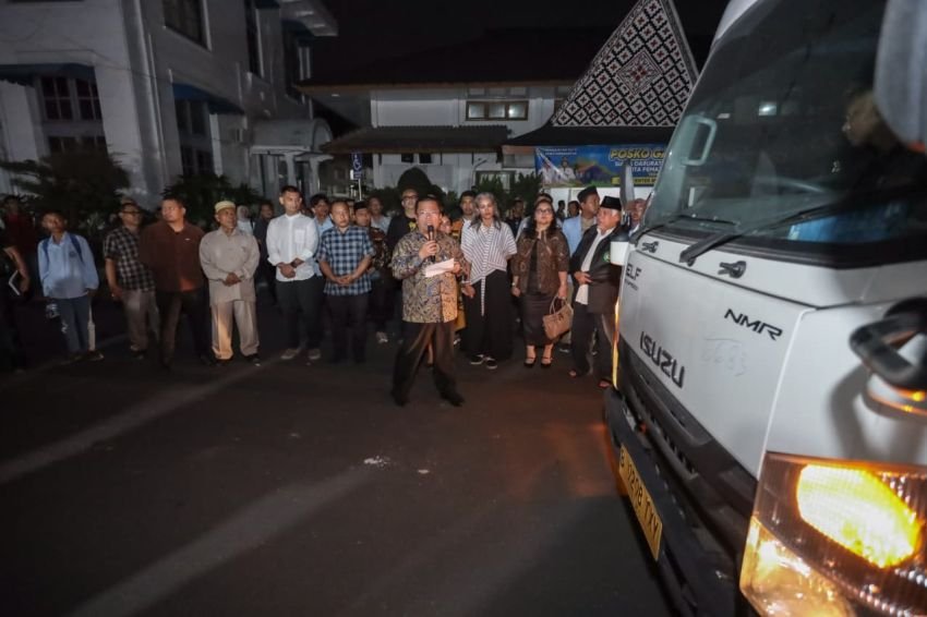 Wali Kota Unsur Forkopimda memberangkatkan bantuan kemanusiaan dari Pemko siantar untuk masyarakat di Kota Sibolga Tapteng  terdampak bencana alam