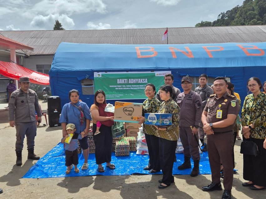 Kejari Toba dan IAD Salurkan Bantuan bagi Korban Bencana di Desa Dolok Nauli