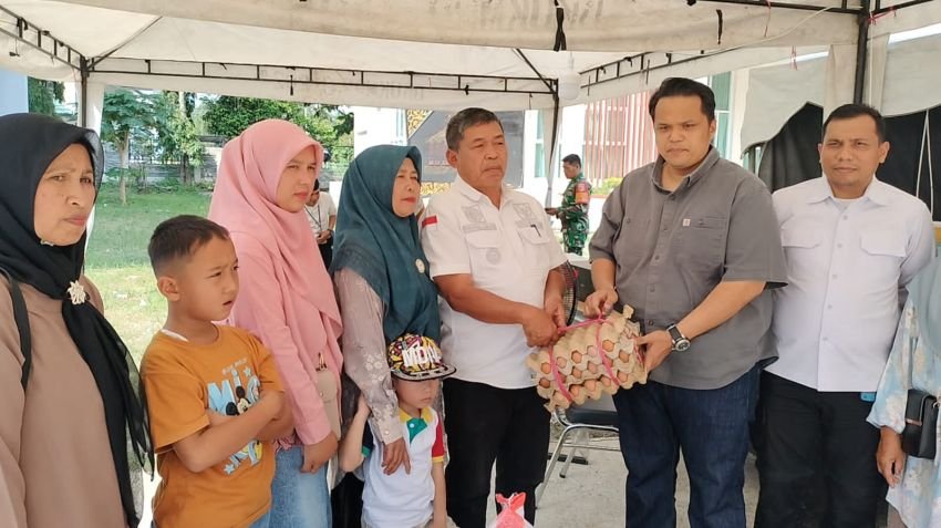 Wali Nagari Limau Lunggo Serahkan Bantuan untuk Korban Bencana Solok di Posko Utama Koto Baru.