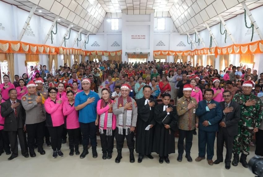 Kapolda Sumut dan Bhayangkari Hadirkan Kehangatan Natal bagi Korban Banjir dan Longsor di Humbahas