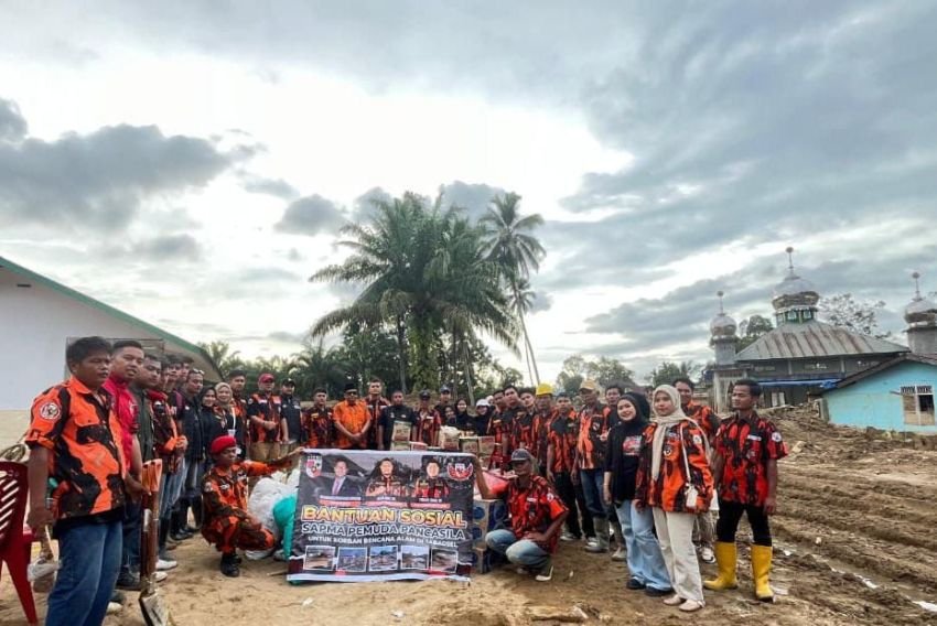 Peduli Sesama, SAPMA Pemuda Pancasila Padangsidimpuan dan Tapsel Turun Langsung Bantu Korban Banjir