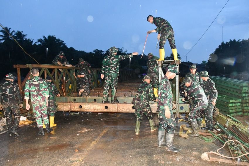 Satgas Gulbencal Yonzipur I/BB Mulai Bangun Jembatan Bailey di Garoga