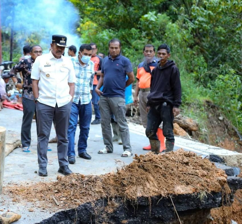 Ruas Jalan Jembatan Merah–Muarasoma Amblas, Bupati Madina Mendesak Pemprov Sumut Lakukan Penanganan Cepat