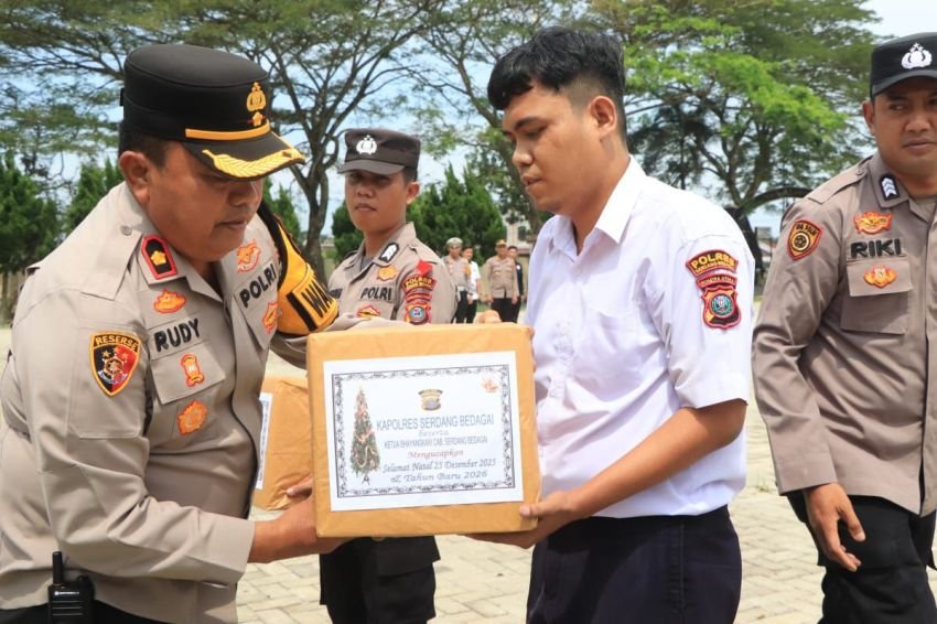 Polres Sergai Serahkan Bingkisan Natal kepada Personel, Honorer, dan Mitra Media