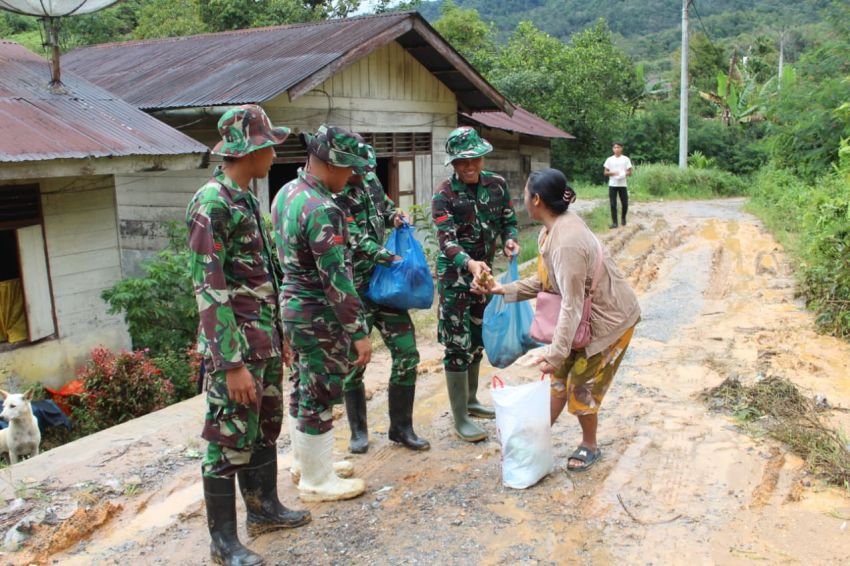 Satgas Yonif 122/TS Kirim Bantuan Makanan ke Warga Terjebak Longsor di Rampah