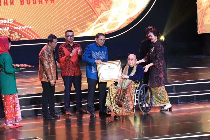 Budayawan Jaya Suprana Raih Anugerah Satya Budaya Narendra