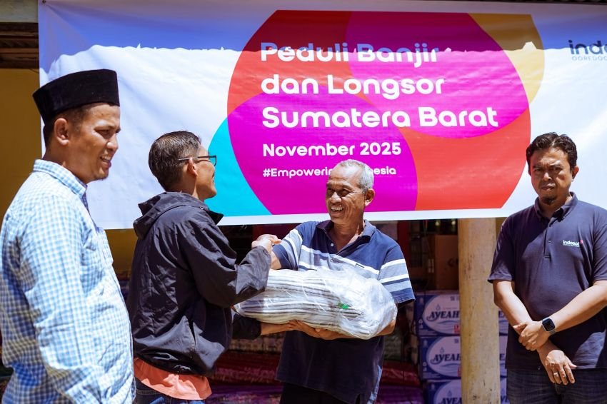 Indosat Ooredoo Hutchison Sigap Salurkan Bantuan Bantu Pemulihan Warga Korban Banjir dan Longsor di Padang Pariaman