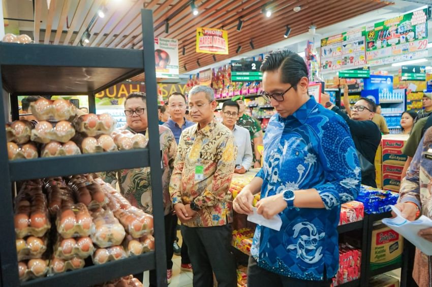 Sidak Pasar Jelang Natal dan Tahun Baru, Rico Waas Temukan Produk Kadaluwarsa di Supermarket Medan