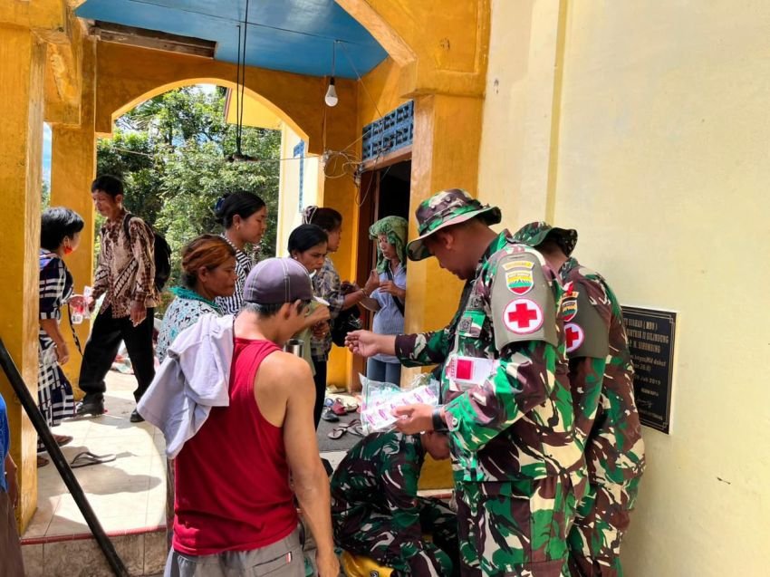 Tim Dukkes Satgas Gulbencal Kodam I/BB Berikan Pelayanan Kesehatan Warga Banjir dan Longsor di Adiankoting