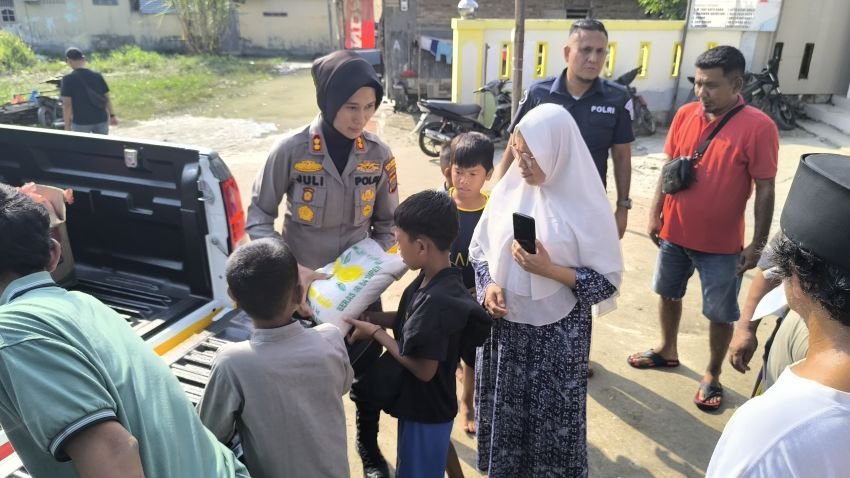 Polresta Deli Serdang Salurkan Bantuan Sembako ke Posko Pengungsian Desa Tanjung Sari