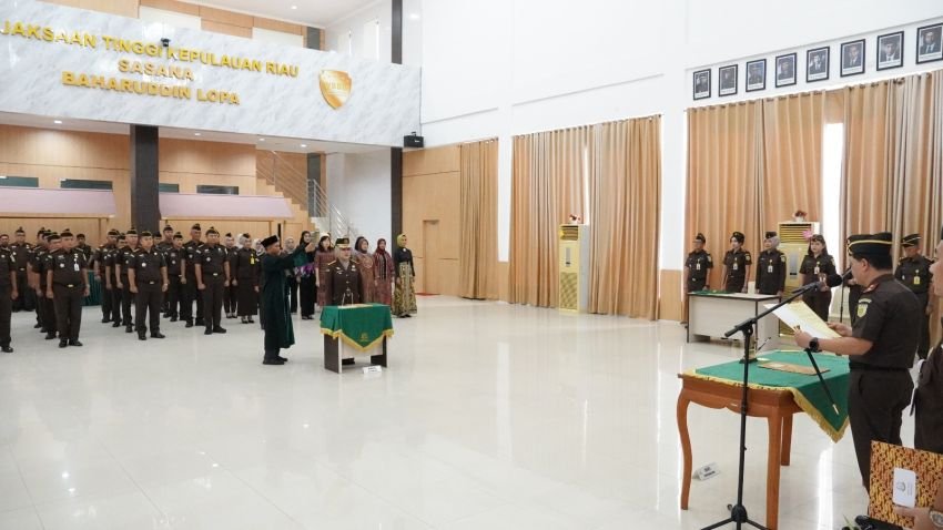 Kajati Kepri J. Devy Sudarso Lantik Wakajati Kepri Baru, Tekankan Pelaksanaan Amanah Penuh Rasa Tanggungjawab, komitmen dan Dedikasi yang Tinggi.