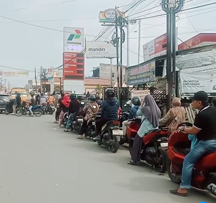 Paska Banjir Merendam Kota Medan, Masyarakat Rela Antri BBM