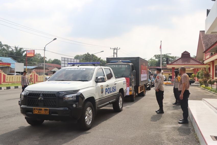 Polresta Deli Serdang Salurkan Bantuan Sosial untuk Korban Banjir di Wilayah Hukum Polres Langkat