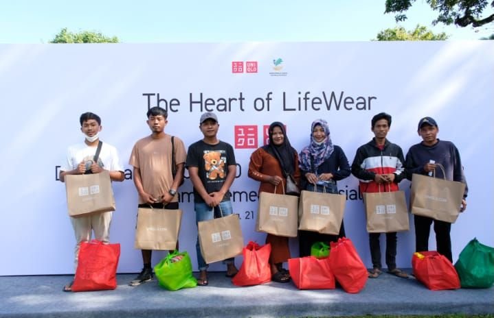 Donasi 15.500 Pakaian melalui Inisiatif Global "The Heart of LifeWear" Menjangkau Berbagai Wilayah di Indonesia