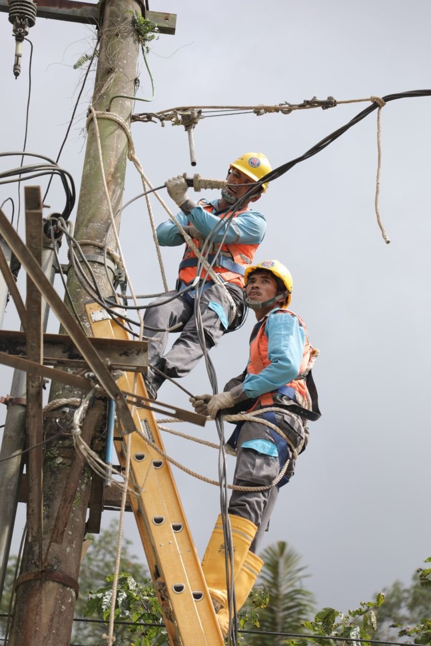 Petugas PLN Berhasil Tembus Sibolga Julu, Sistem Kelistrikan Sibolga Berangsur Pulih