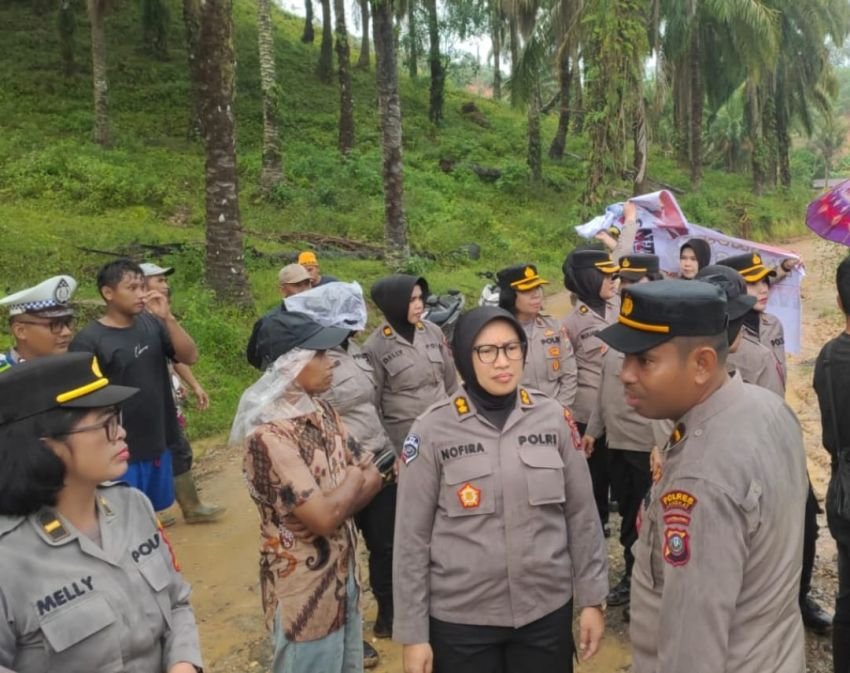 Polwan Polda Sumut Salurkan Bantuan Sosial kepada Korban Banjir di Pangkalan Brandan