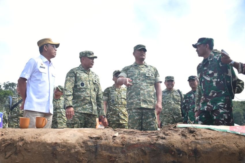 Wakil Panglima TNI Tinjau Lokasi Bencana Banjir di Kabupaten Tapanuli Selatan Prov Sumut