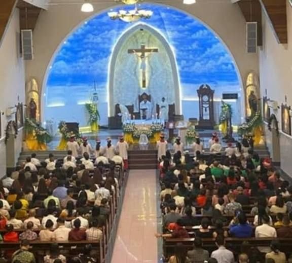 Malam Natal di Katedral Katolik Medan Dihadiri Ribuan Jemaat