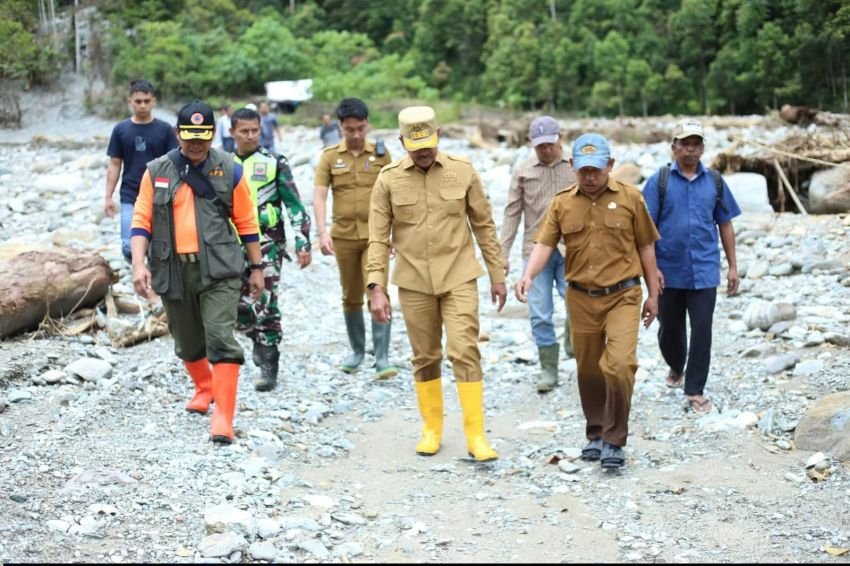 Jalan Terjal 7,2 Km Tak Halangi Bupati Madina Jangkau Warga Terdampak Banjir