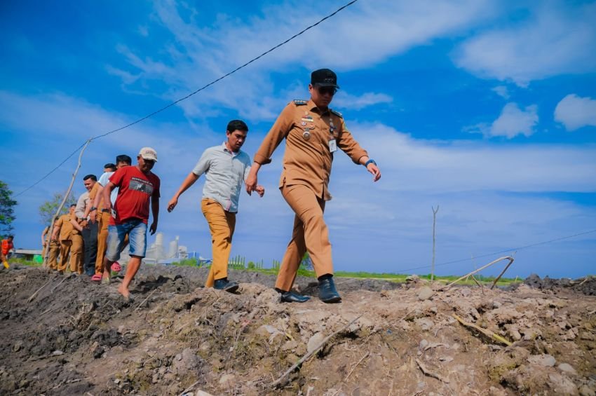 Rico Waas Tinjau Tanggul Jebol di Medan Labuhan, Perbaikan Langsung Dilakukan Sepanjang Satu Kilometer