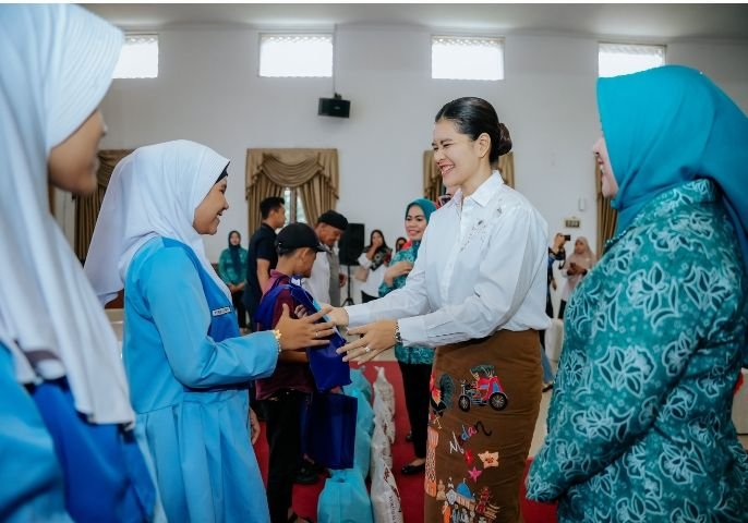 Peringati Hari Disabilitas Internasional,   Kahiyang Ayu Serahkan Alat Bantu Dengar bagi Penyandang Disabiltas