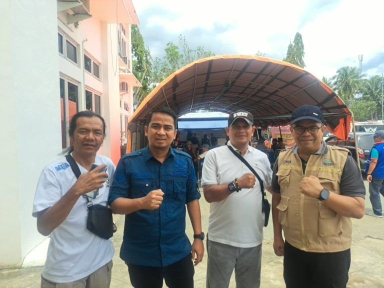 Bersihkan Lumpur pasca banjir di Gawan ,Wako Solok Libatkan MOI dan Ormas Gerakan Rakyat