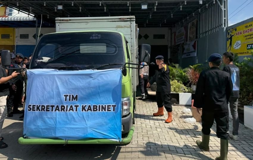 Brimob Polda Sumut Kawal Bantuan Ibu Kapolda dan Setkab RI, Warga Terdampak Banjir Langkat Terima Logistik Lengkap