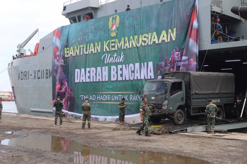 Kapal ADRI–XVII BM Mengangkut Bantuan Logistik dari Mabesad Tiba di Pelabuhan Belawan