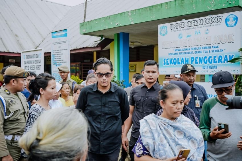 Rico Waas Tinjau Pembersihan SDN 060907 yang Terendam Banjir Semeter Lebih