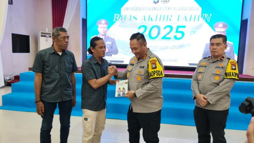 JMSI Kepri Serahkan Buku 'Tolak Jadi Korban TPPO' kepada Kapolda dan Wakapolda Kepri
