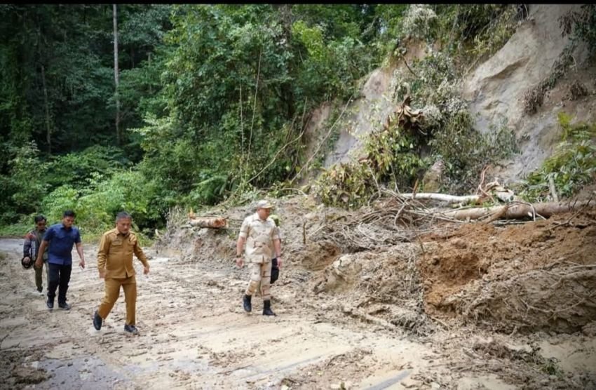 Bupati Pakpak Bharat Bersama Sejumlah OPD Turun Tangan  Pembersihan Tanah Songsor Lagan -Pagindar