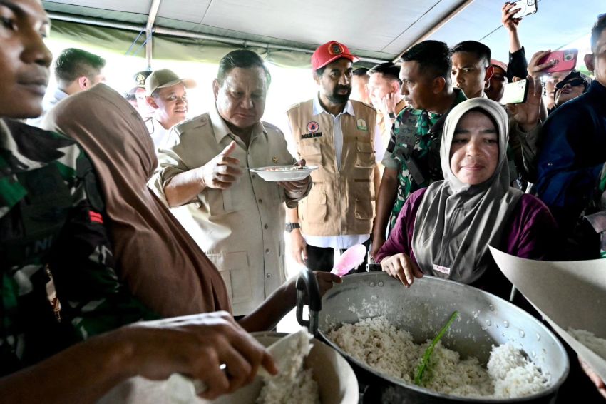 Presiden Prabowo Tinjau Pengungsian Korban Bencana di Bireuen, Aceh