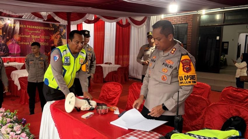 Jelang Nataru,AKBP Dr. Wira Prayatna Turun Langsung Periksa Pos Pengamanan Operasi Lilin Toba 2025 Padangsidimpuan
