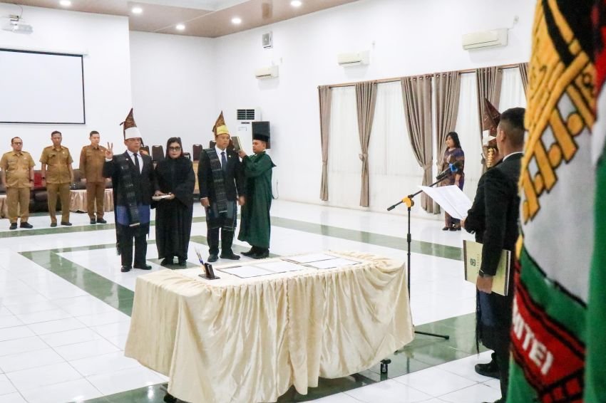 Wali Kota melantik dan mengambil sumpah/janji dua Pegawai Negeri Sipil (PNS) dalam jabatan Pimpinan Tinggi Pratama di lingkungan Pemko