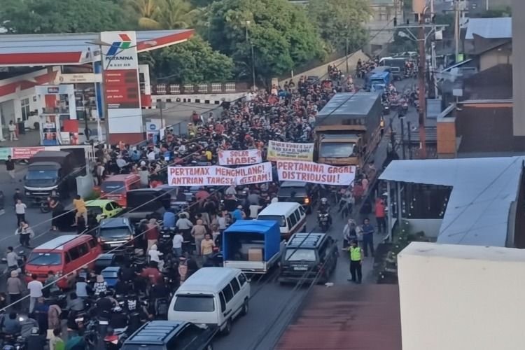 Pertamax Menghilang di SPBU dan Tiap Hari Antrian BBM Mengular Warga,Tabagsel Geram: PERTAMINA Dinilai Gagal Atur Distribusi
